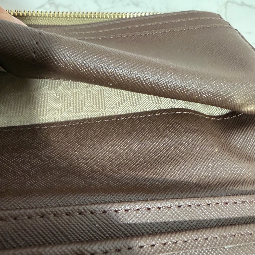 NWOT Michael Kors Beige/Brown MK Logo Zip Wallet - Picture 8 of 11